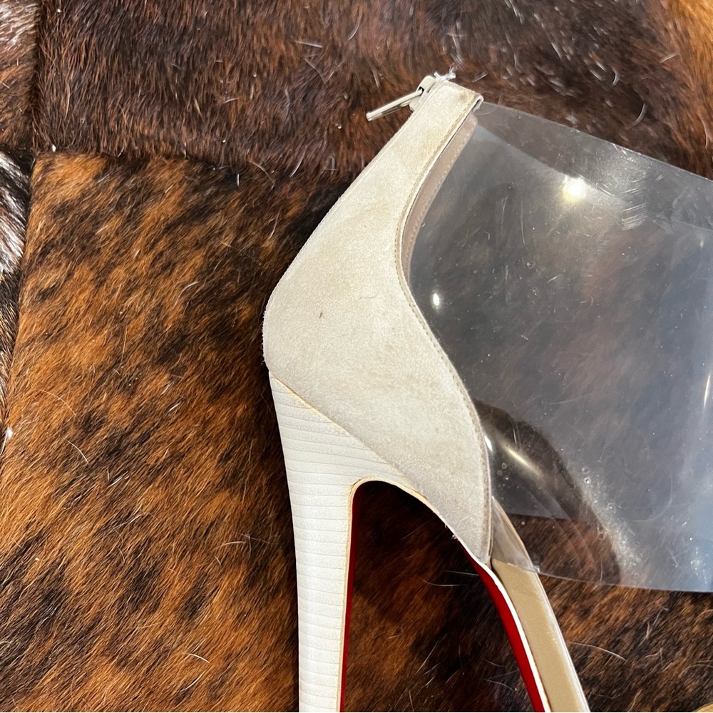 Taylor Swift: Christian Louboutin “Dufoura” Sandals in Smoke/Silver/White - Picture 11 of 15